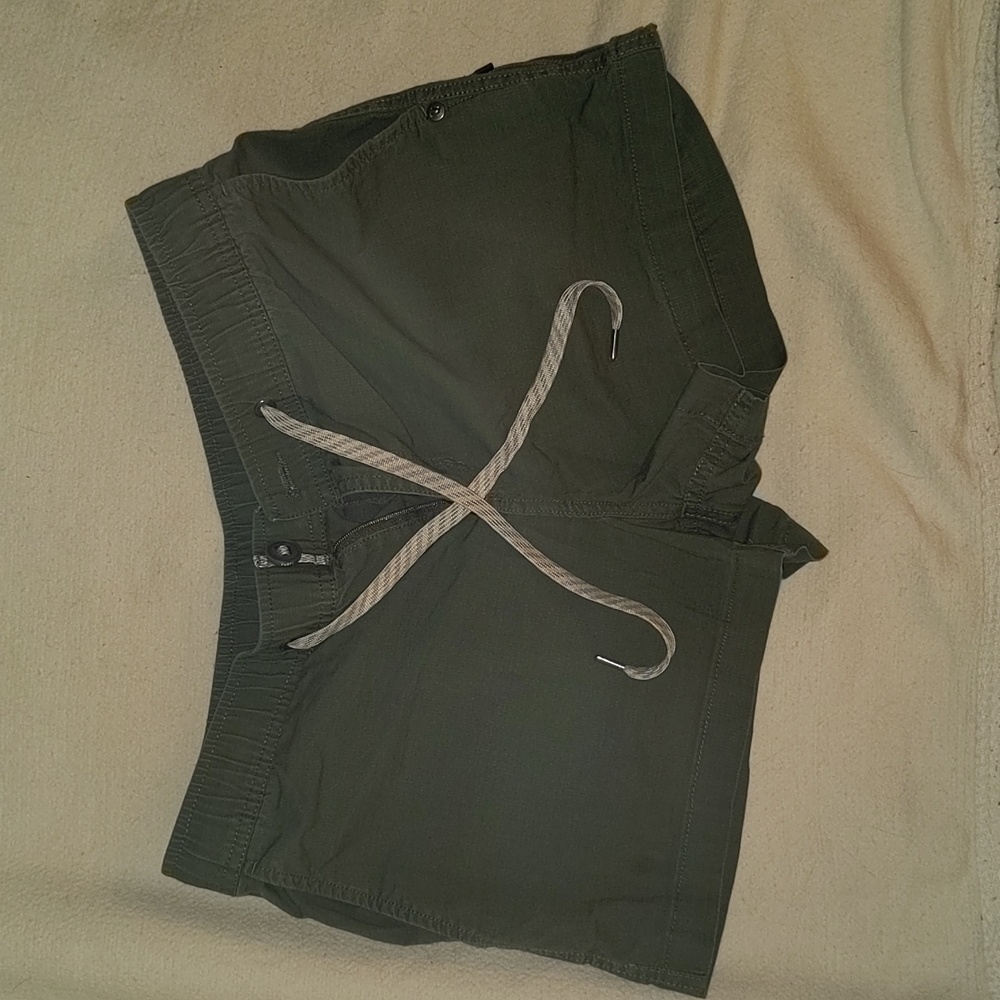 Vuori shorts size small